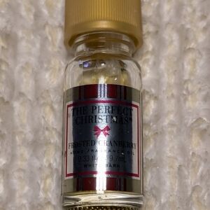 White Barn Frosted Cranberry Fragrance Oil